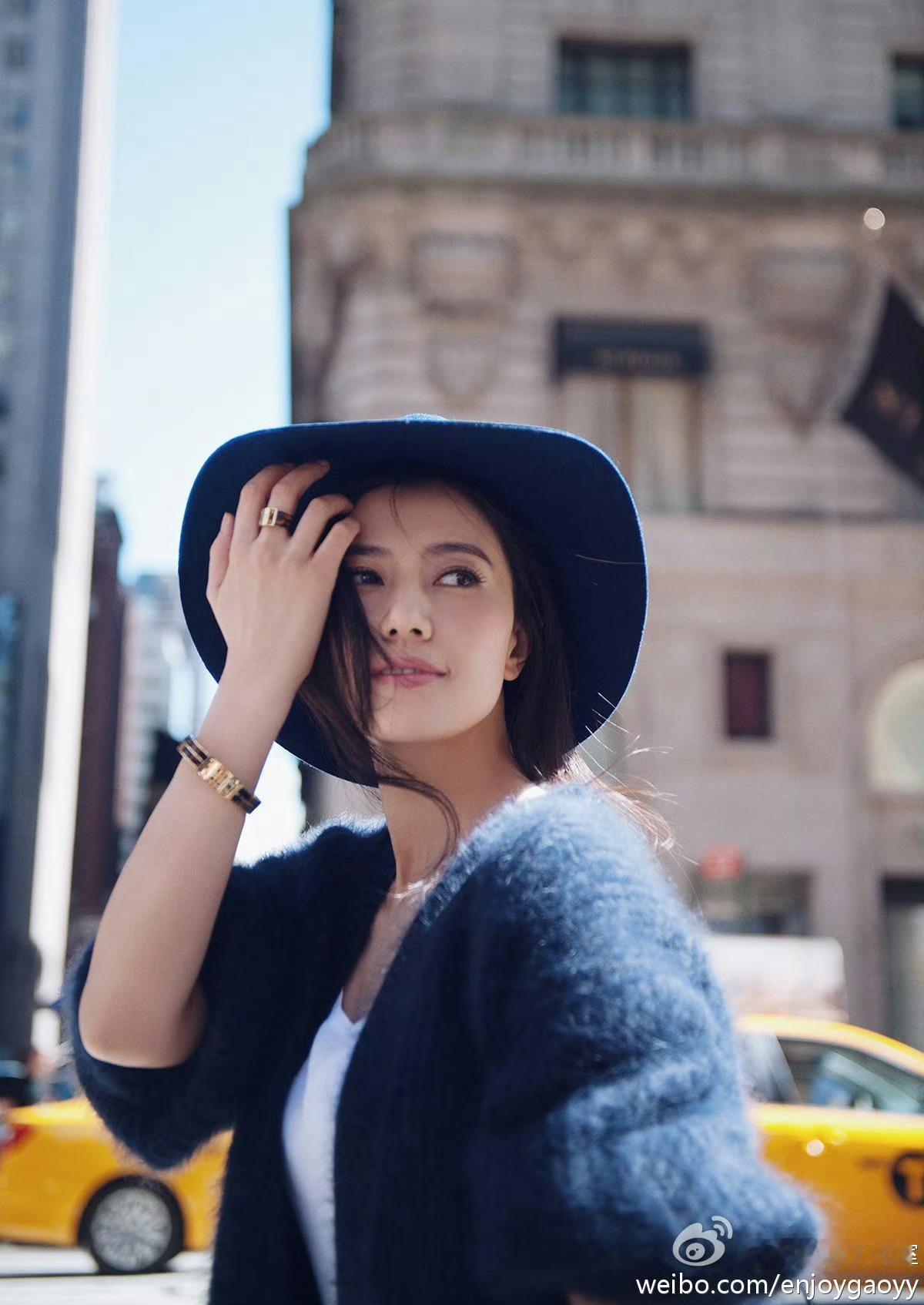 穿搭风格百变又极具质感，或优雅裙装明媚动人，或休闲搭配时尚吸睛，简约白衬衫也能穿