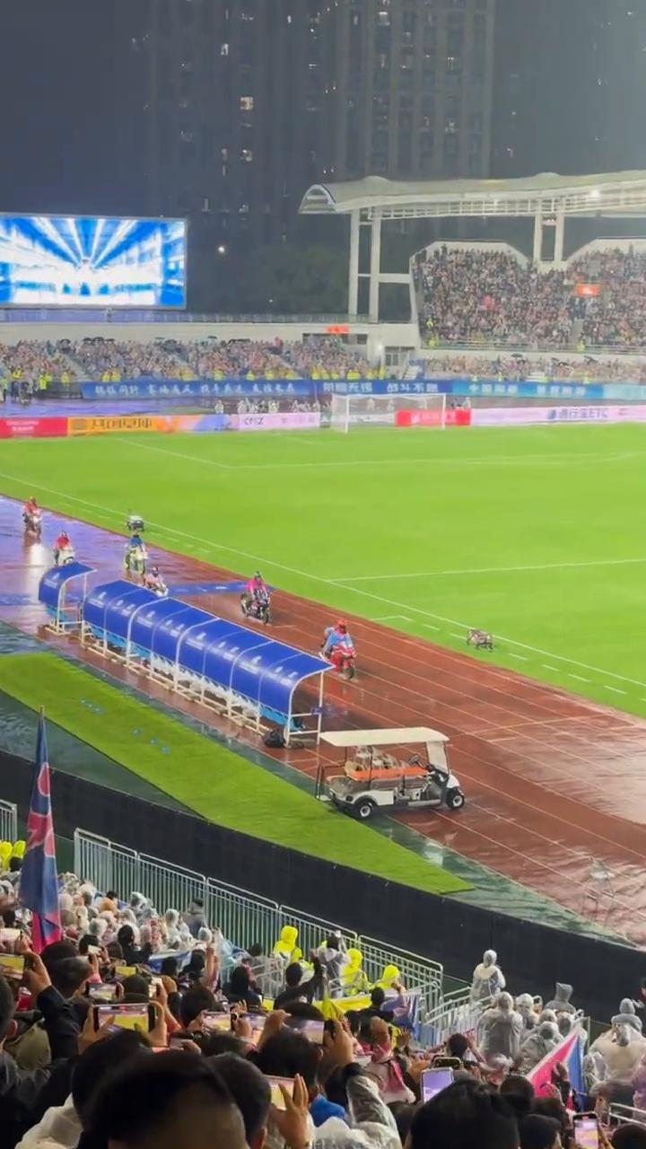 驰骋跑道，这是力量从容，更是热血的屈原。这是一副一往无前的气势，燃爆运营赛场。