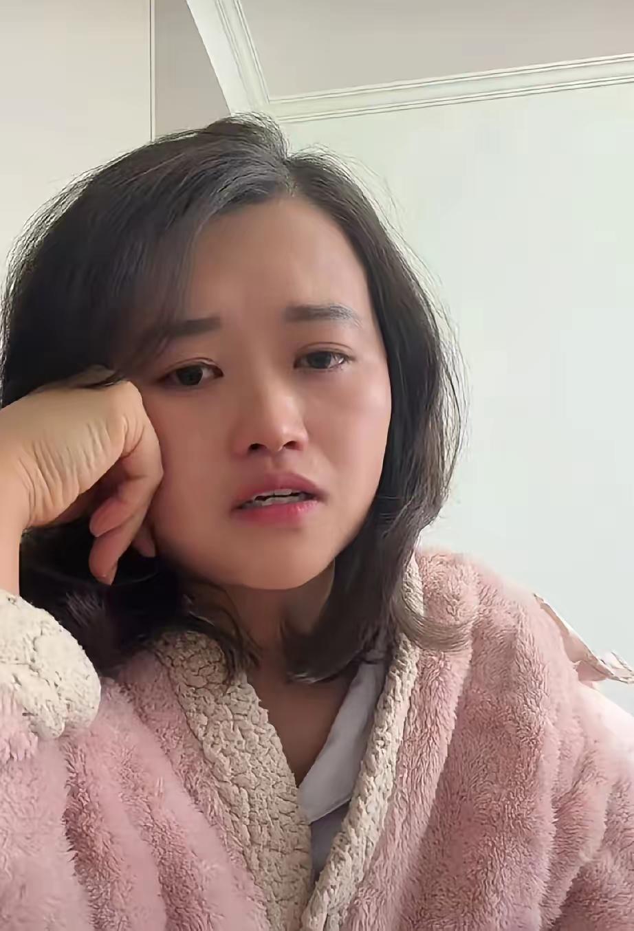 这个小姐姐小芽宝妈妈说被网红胖妹的哥哥牙哥家暴了。守着一个天大的流量胖妹网红。嫁