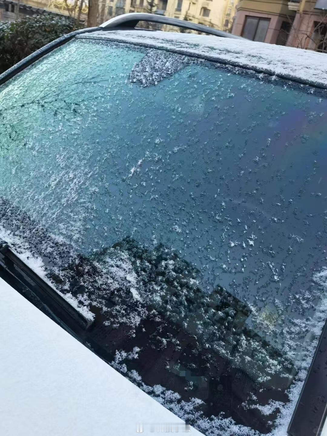如何预防挡风玻璃结冰 怕挡风玻璃结冰？可以试试自制除冰水，配方放在这啦：3份水+
