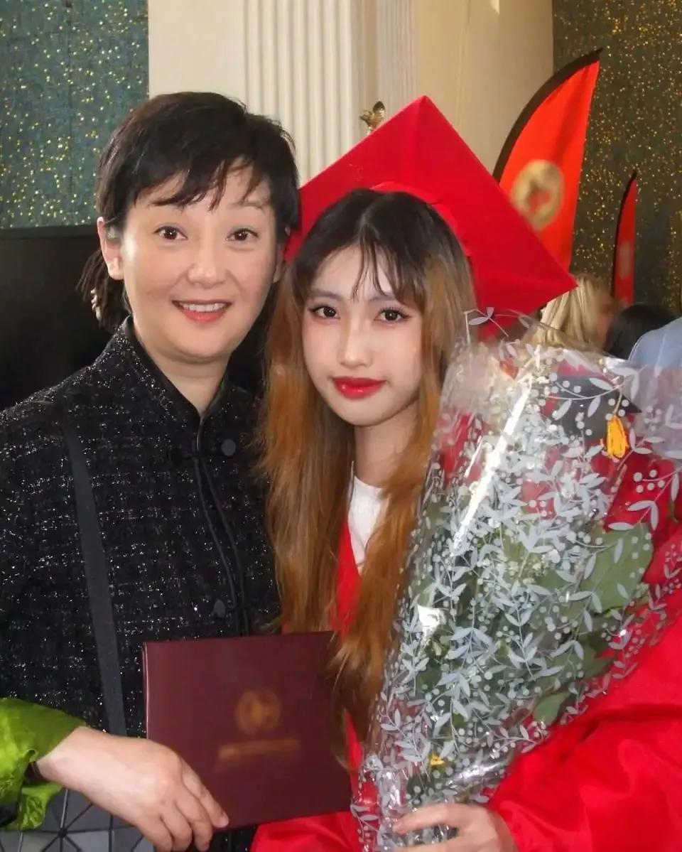 冯小刚徐帆养女高中毕业，晒出毕业照，妈妈徐帆陪伴在侧。

此前冯小刚徐帆夫妇为了