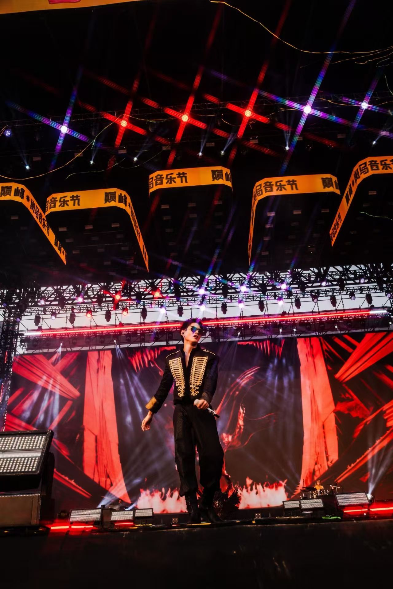 早知道姚琛这样我留着过年看了姚琛这次舞台创意太棒了吧！别人想破脑袋的舞台设计，他