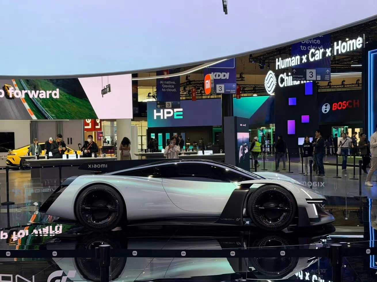 小米超跑线下实车曝光不吹不黑，实车看起来真的很未来、很科幻、很概念！