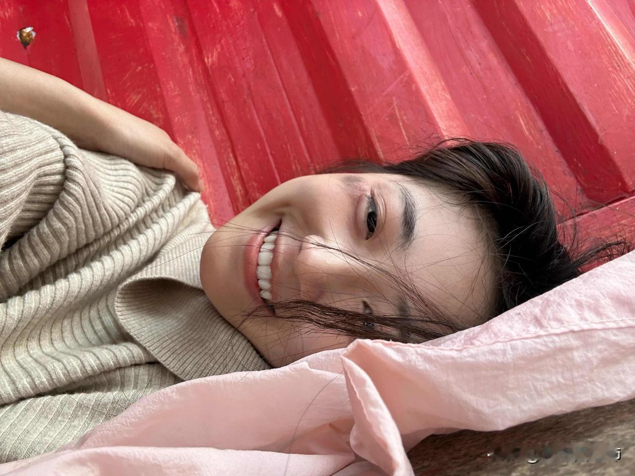 低血糖就这样躺在路边
在外面玩低血糖了，想着赶紧回家，然后两分钟后整个人没有知觉