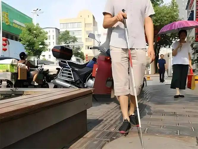 这是一个真实的故事，但真的很励志！
4月10日，媒体报道，河南一46岁盲人师父李