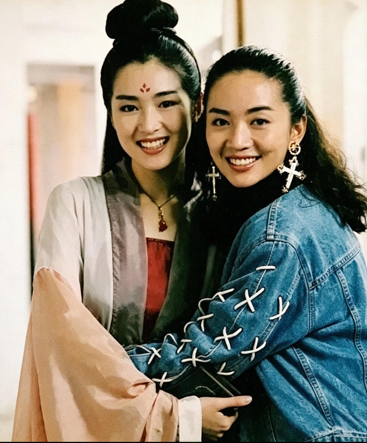 90年代，巩俐和梅艳芳的合影，当时巩俐的古装打扮，是天山童姥的妆容