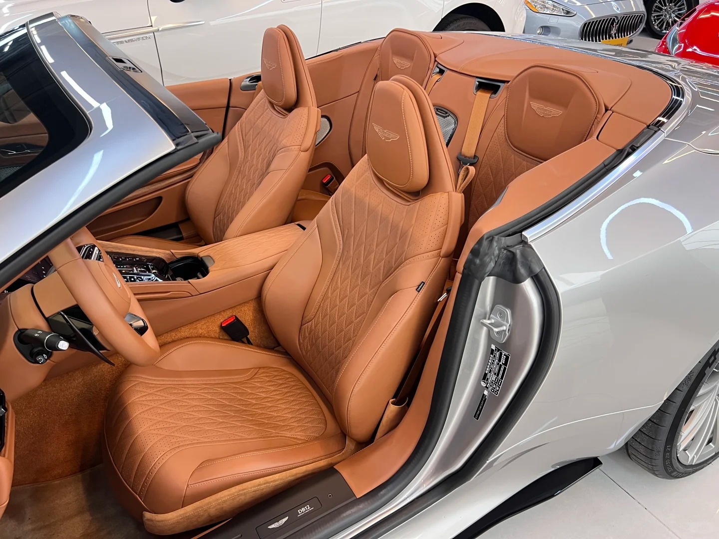 好车分享 ASTON MARTIN DB12，这配色太上流太显档次了。 