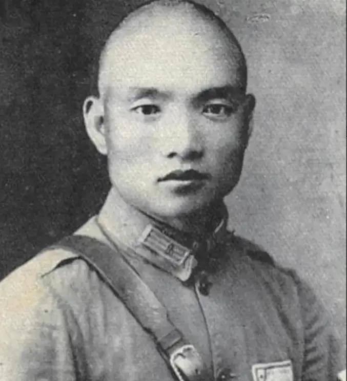 1959年，一个年轻小伙带着女朋友回家见父母。身为开国中将的父亲孔从洲一听儿子交