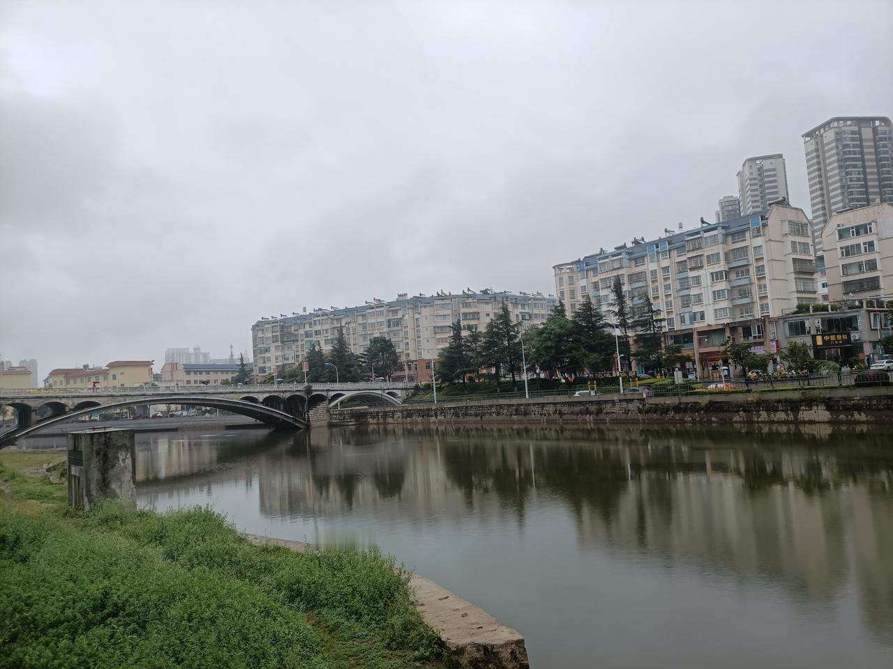 雨中洱河