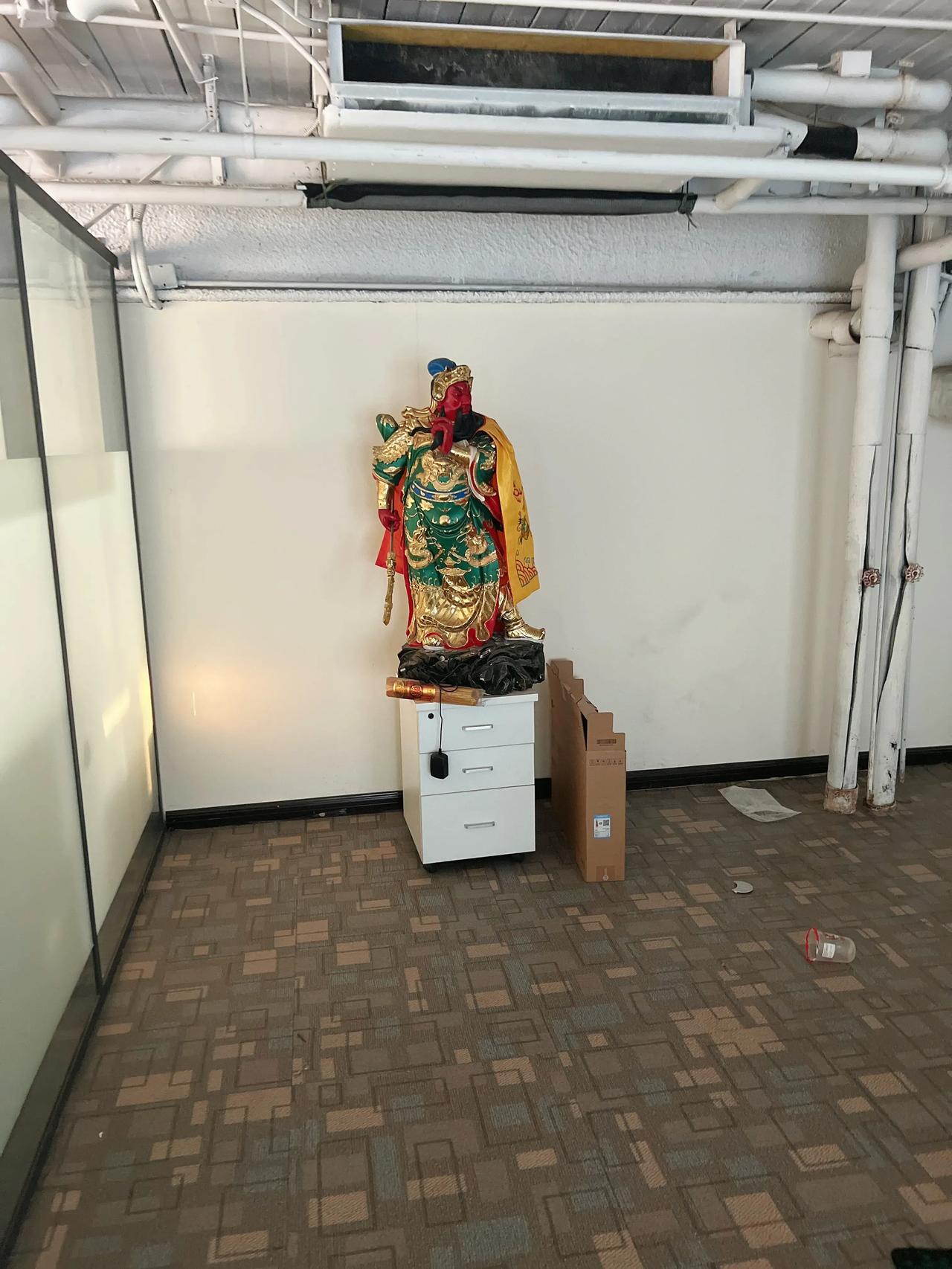 上个租户留下的关公像，签了3年合同，到期不续租了。

今天新租户让我把关公请走，