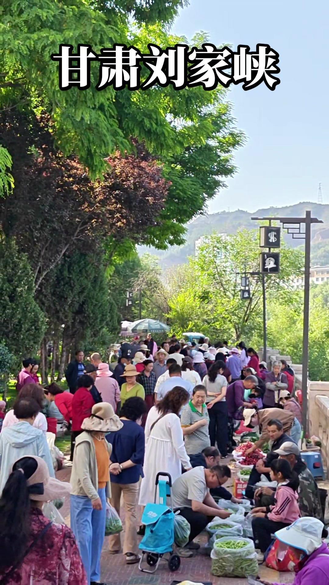 大什字河边早市恢复后，老城区的烟火气又回来了！清晨的河边，摆满了新鲜的瓜果蔬菜，