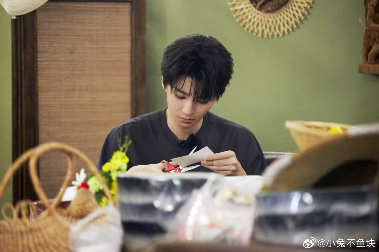还以为王俊凯在给林大厨卸妆 看着王俊凯给林大厨擦汗我直接笑出声，整张纸巾怼脸毫无