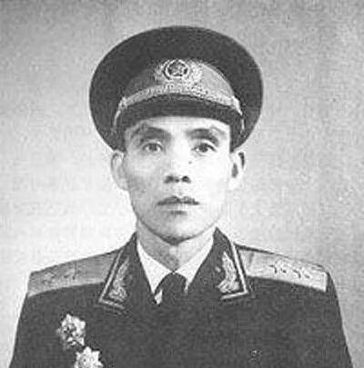 1959年庐山会议后，因替彭德怀发言，邓华被撤销军中职务，于1960年调任四川省
