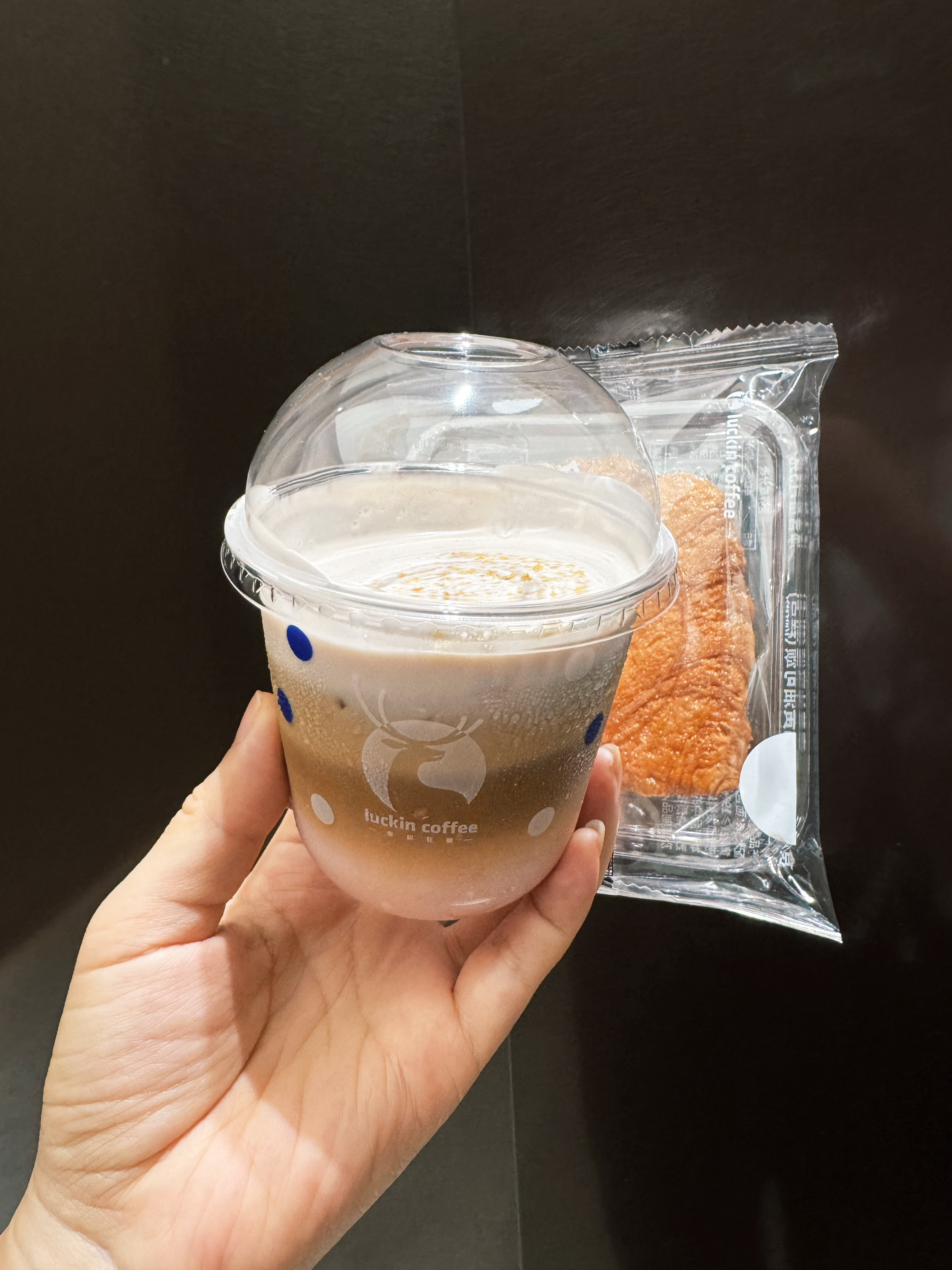 太甜。再没有一杯特调像绯色月光那样招人喜欢。 