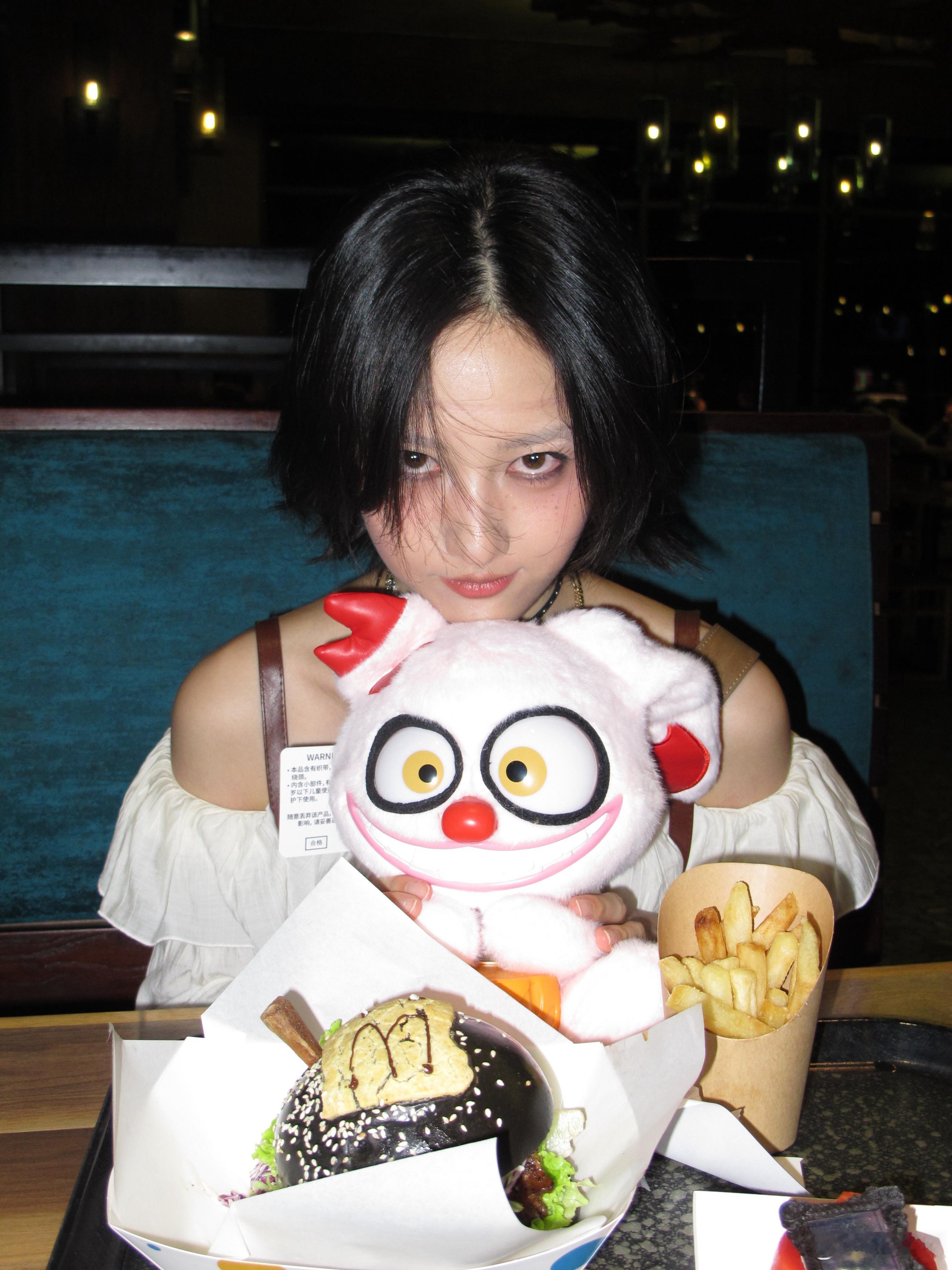 宫门口馒头 好吃！豆汁也挺好喝的啊！嗅嗅 萌翻了！ ​​​