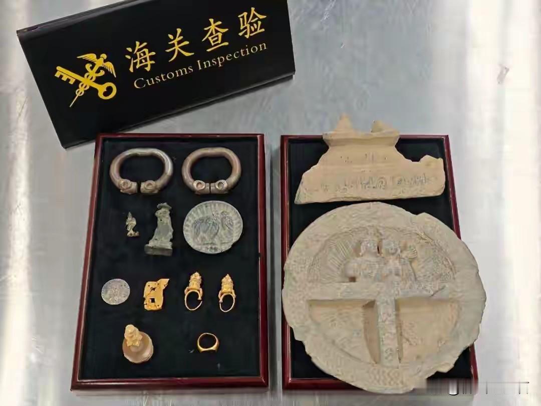一外籍男子携带11件/套古文物出境，经鉴定为公元前2世纪至公元5世纪石器和金属器