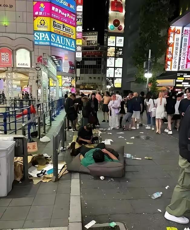 彻底撑不住！福特号航母仓皇撤出中东，美军霸权遮羞布碎了
 
狼狈撤退，美国官员传