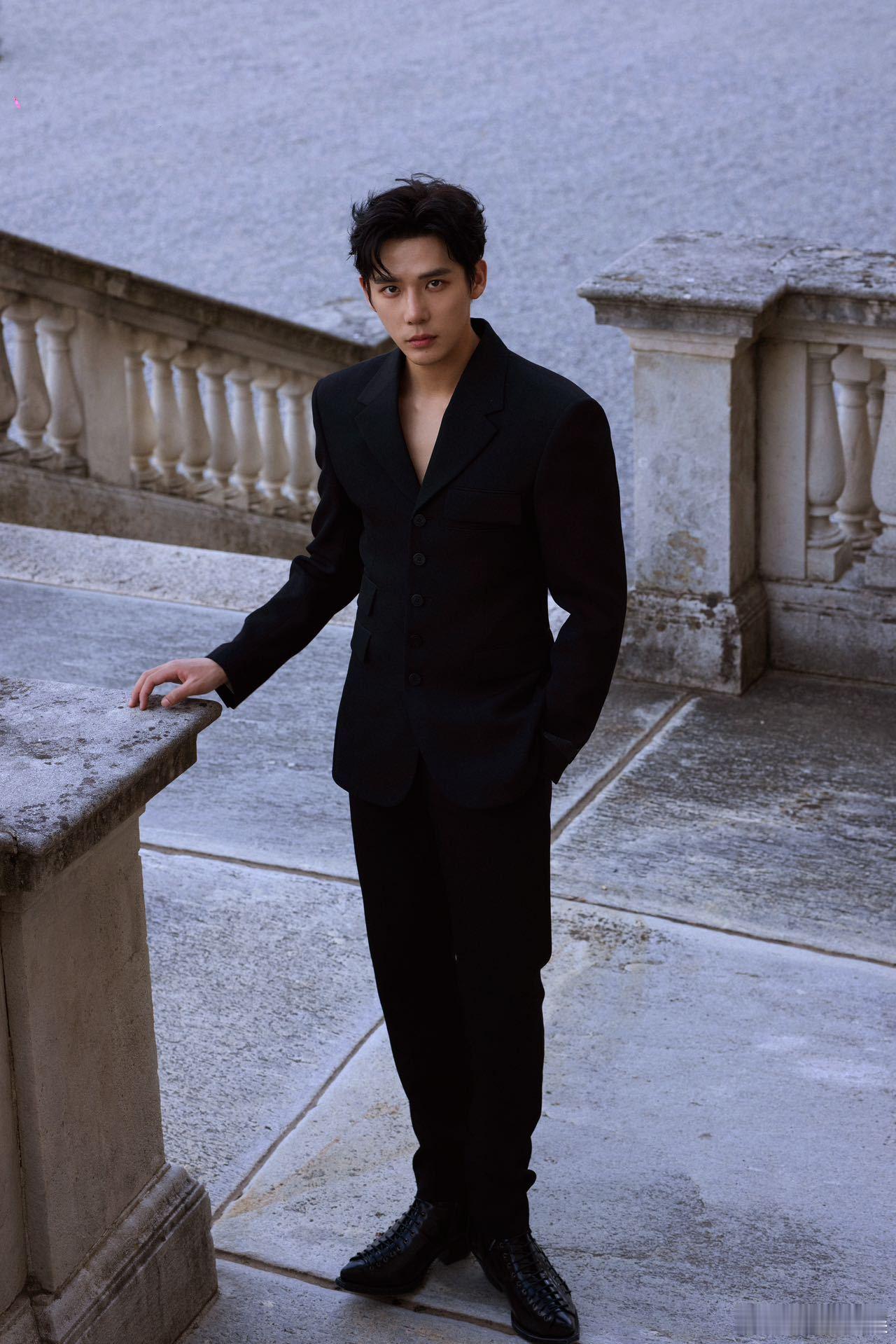 #王安宇真空黑V西装##王安宇西装V领是不是在钓我#王安宇着真空黑 V 西装，帅