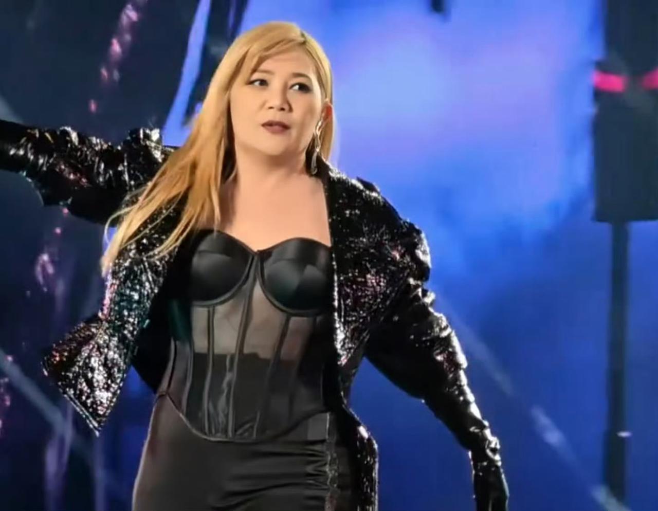 不敢相信这居然是梁静茹，我还以为是反弹的贾玲，摇滚的李湘，戴假发的张惠妹，目测至