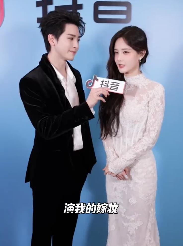 娱乐圈带着好友拍戏的艺人真挺多！
李一桐拍的好几部戏都带着“嫁妆”王以纶，虞书欣