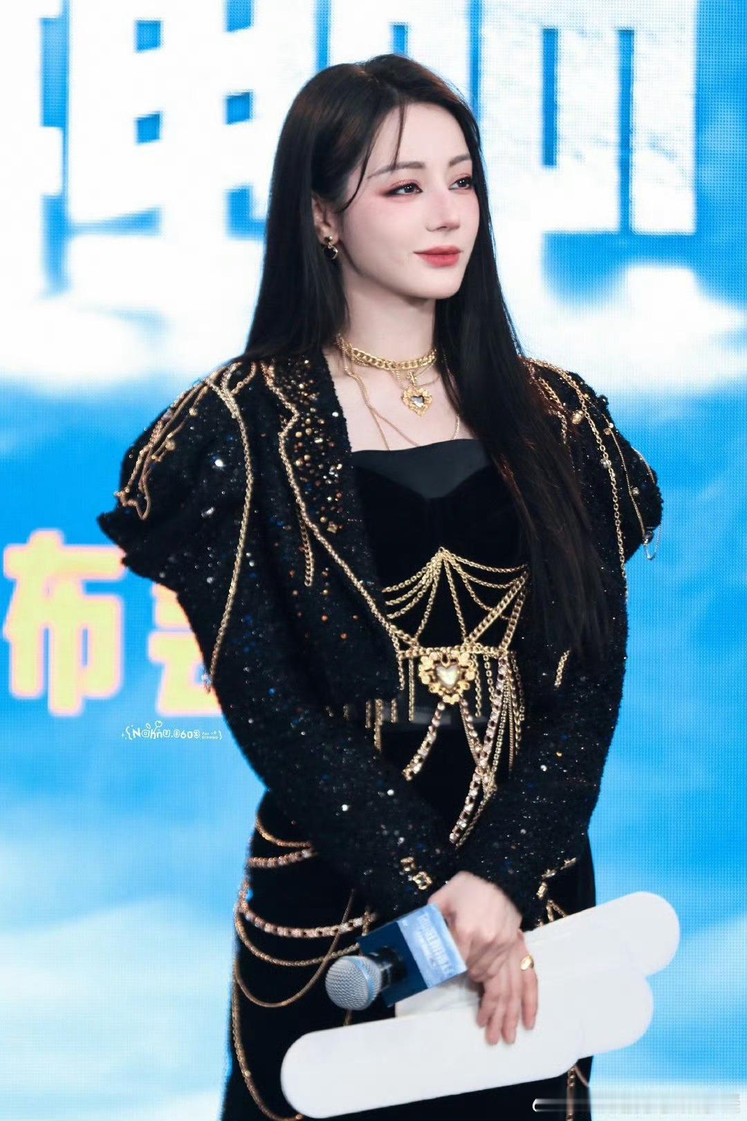 迪丽热巴发布会饭拍 迪丽热巴推探发布会饭拍来啦[爱你][爱你] ​​​