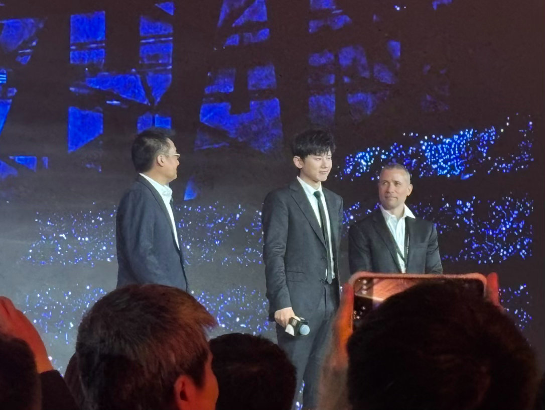 行星文化总裁优越的侧脸