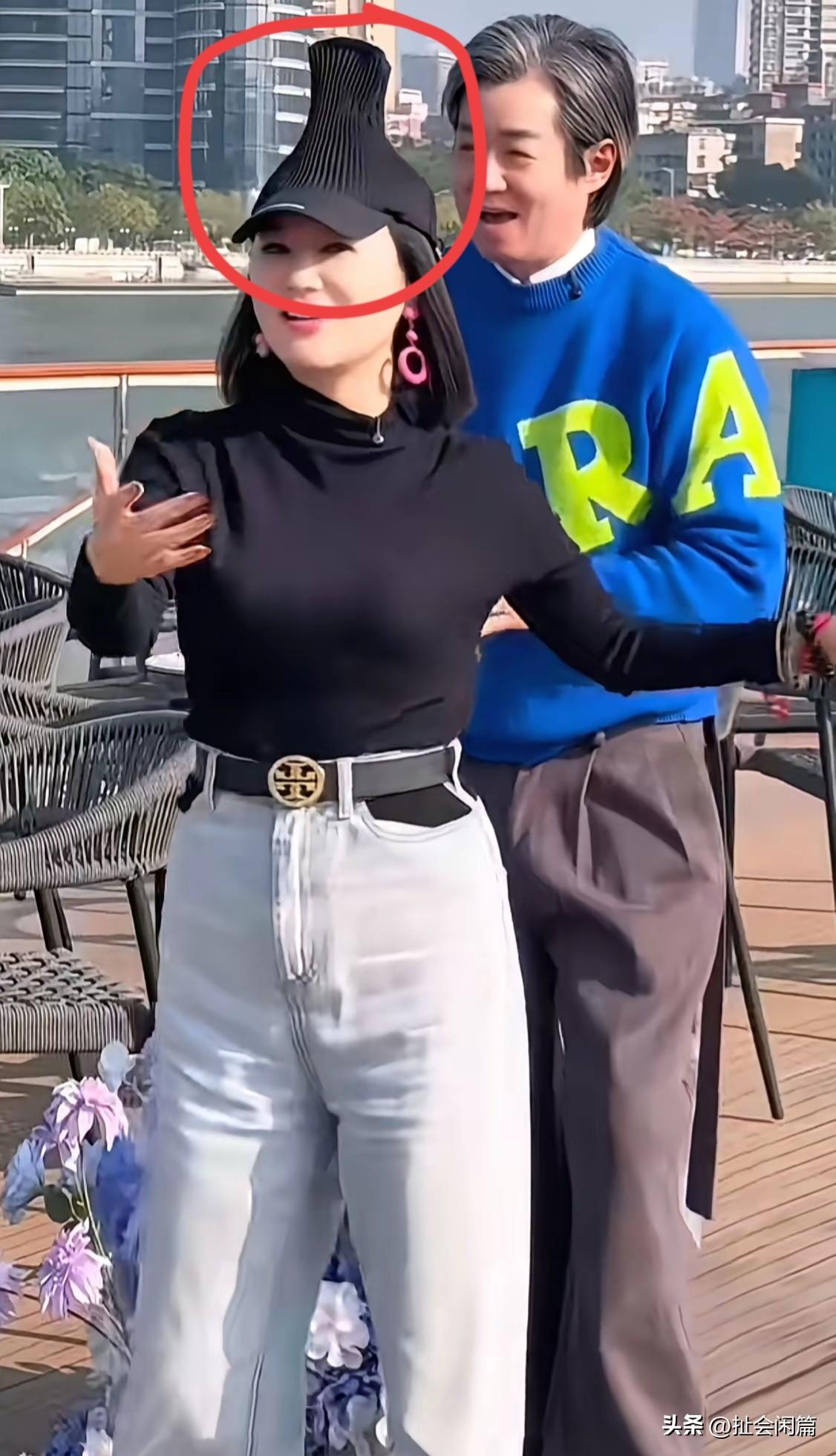 帽子歌手周艳泓，估计是最喜欢戴帽子的女明星，奇形怪状，各种帽子从来没有离开过脑袋