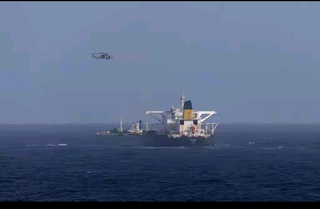 近日，一油轮在海上被拦截，冲破阻拦后，极速前进，并且连续发出75次紧急呼救……西