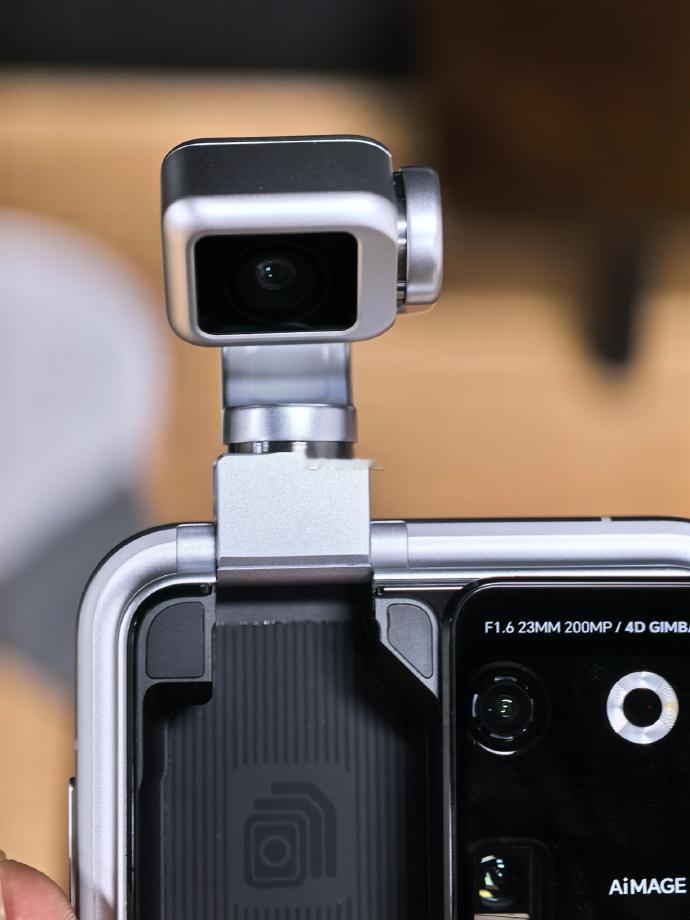 荣耀Robot phone 很多人有一个疑问：花 9999 入手荣耀 Robot