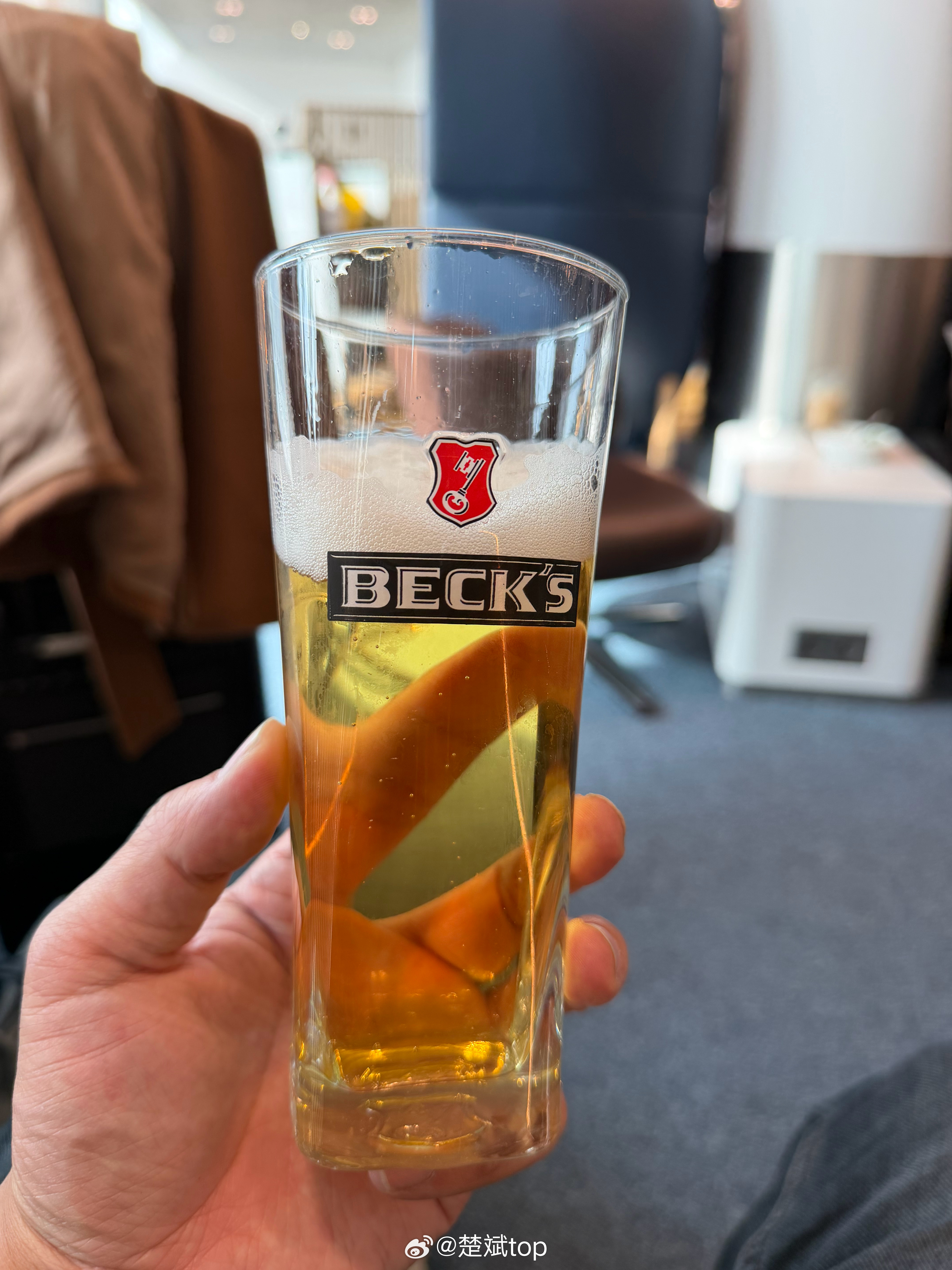 落地德国后的第一杯冰饮料，稍后转机去斯图加特，看看全球首发的奔驰VLE，纯电MP