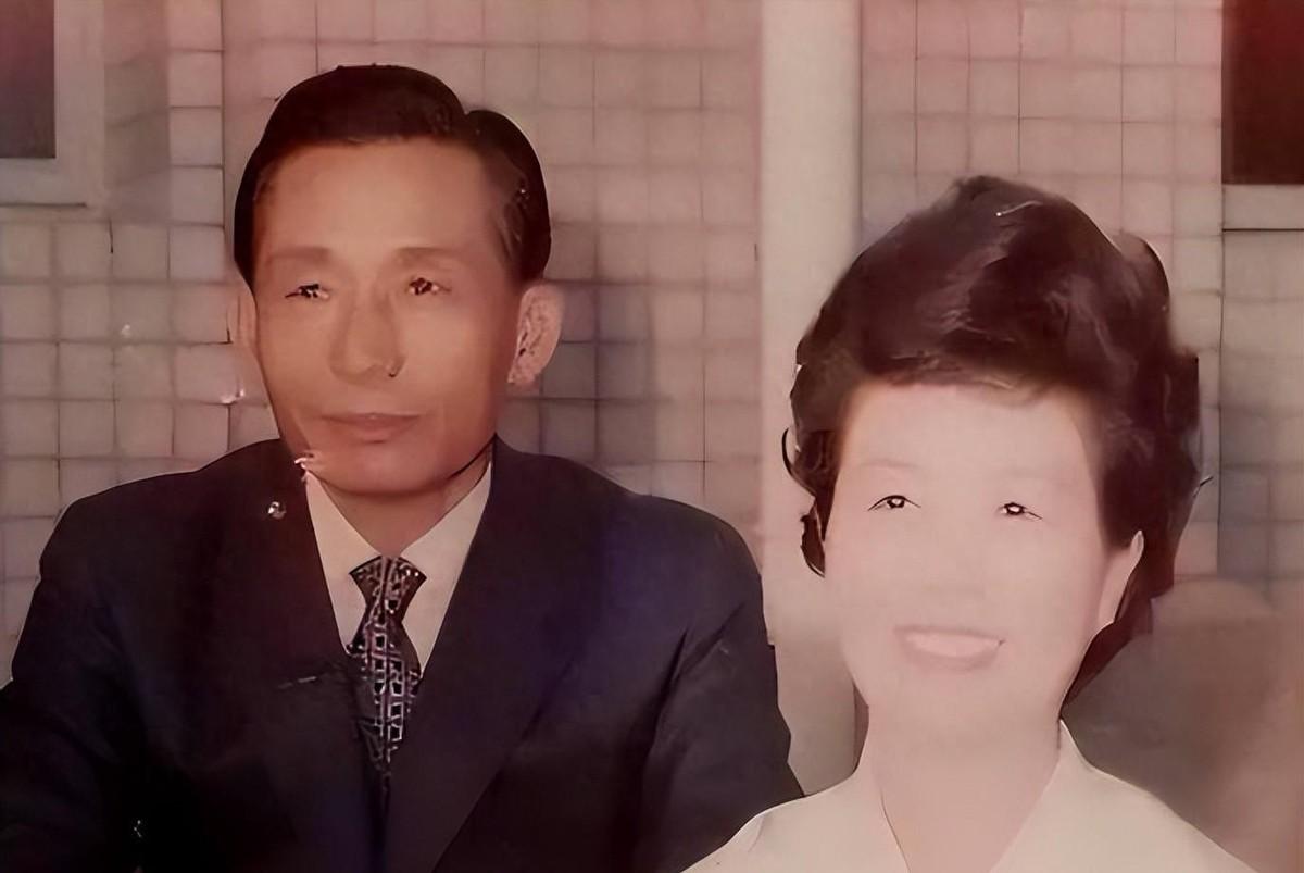 夫人去世后朴正熙私生活变得怎样，生命最后时刻他为何倒在一位女模特的怀中呢？
19