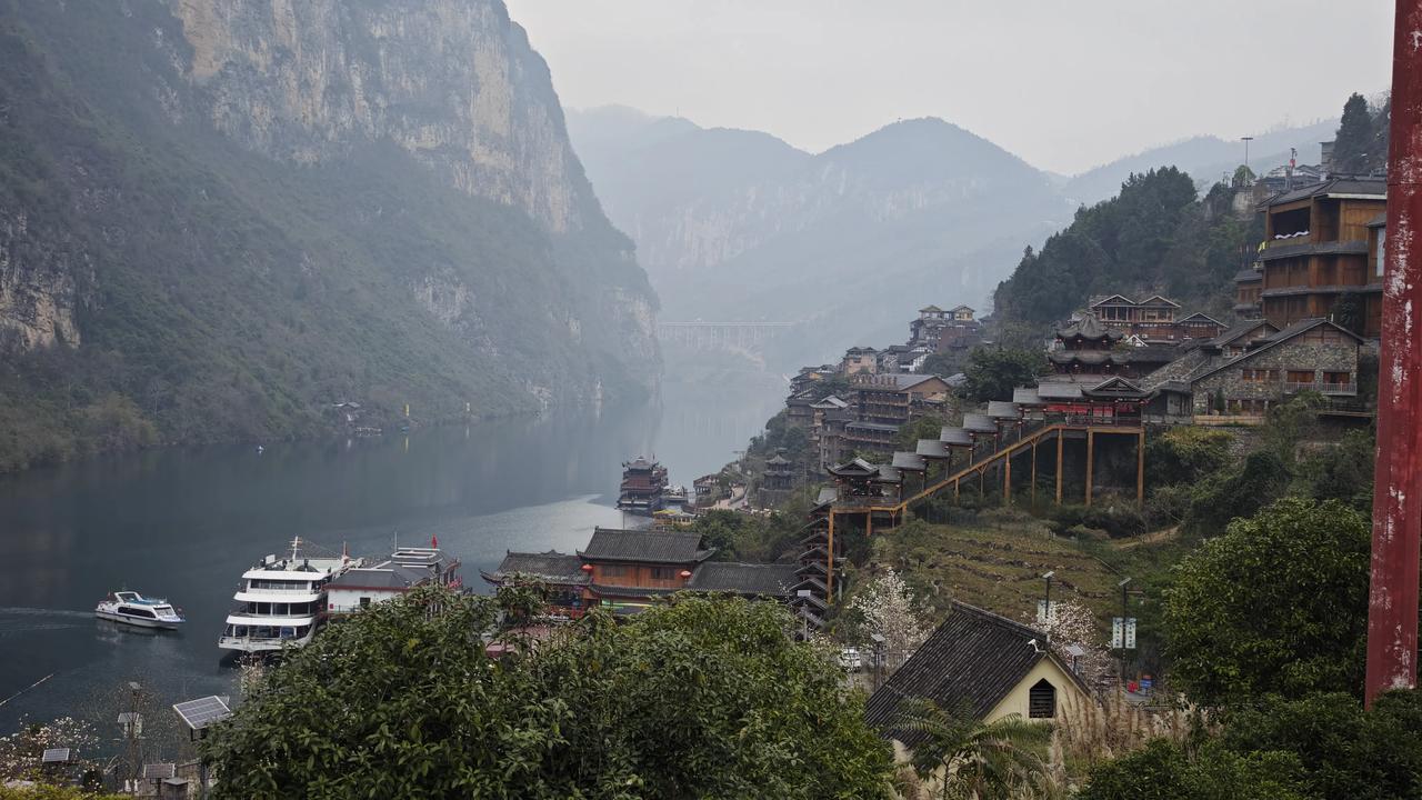 龚滩小赞
老镇古韵悠悠，古色古香，原貌迁建于此，风采依旧辉煌。

此乃吴老家乡，