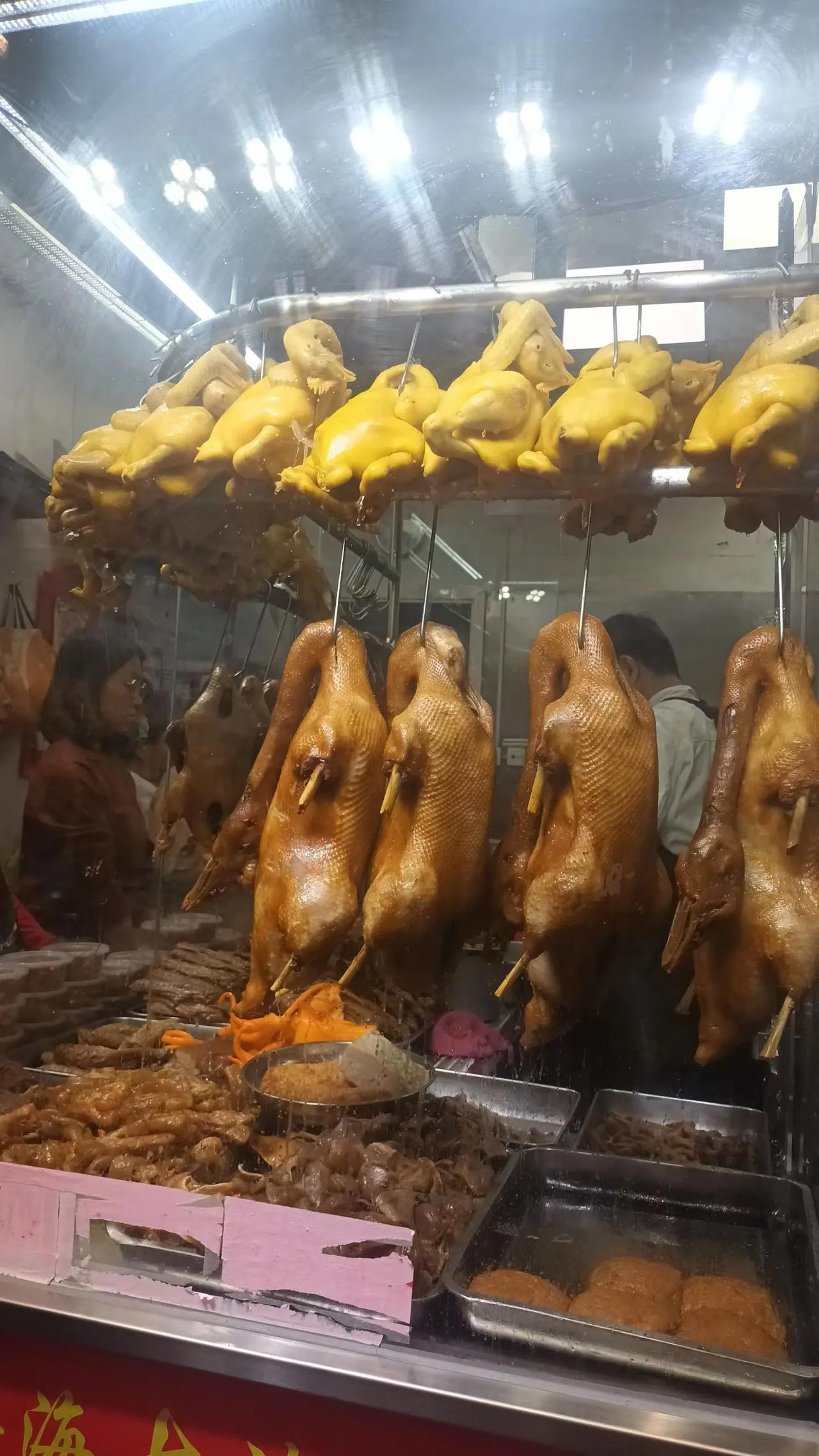 粤港饮食烧鹵占市场很大份額，闻名的烧味店门庭鸡鹅高挂，其庭若市。