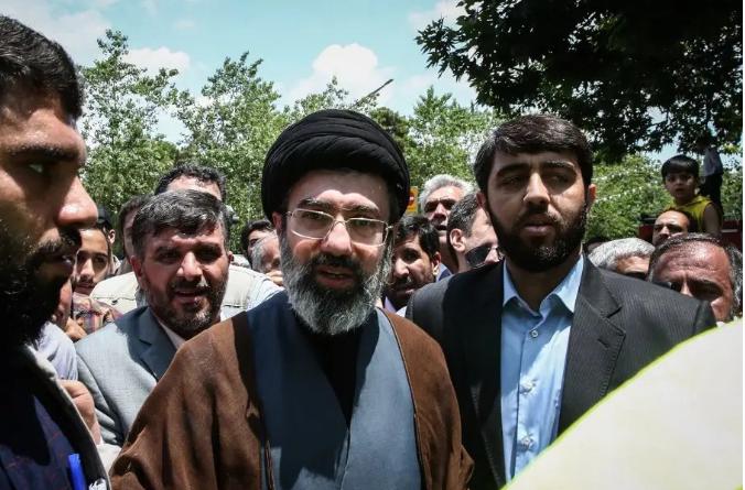 突发！伊朗军方强硬施压，57岁哈梅内伊之子成为最高领袖。3月9日凌晨，伊朗官方媒