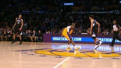 年轻卢比奥连过科比魔兽，很帅的背后运球。 