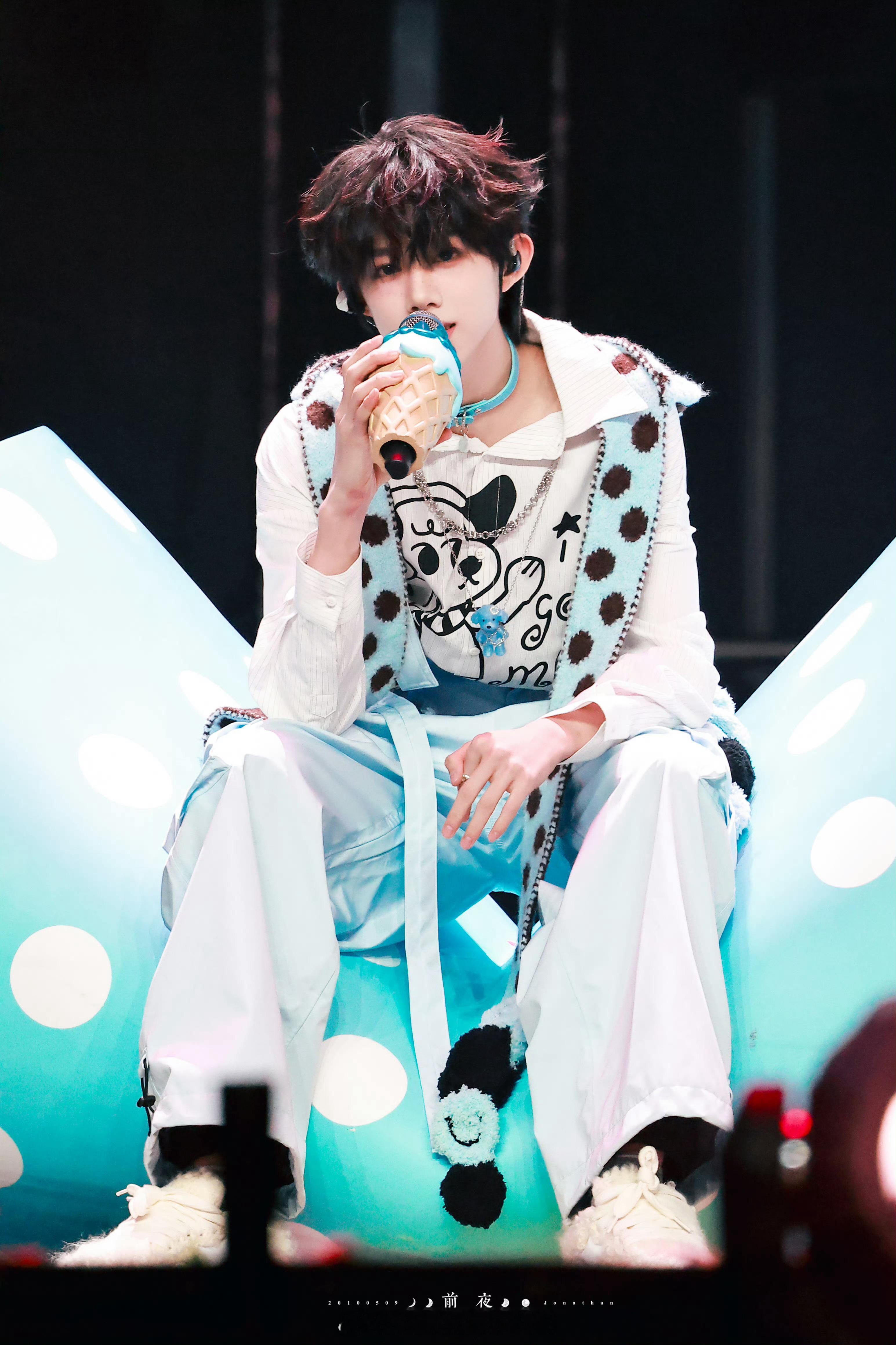 陈奕恒外套斜穿陈奕恒拍拍灰舞台荣耀之战排名 陈奕恒《拍拍灰》舞台饭拍，好萌的洋娃