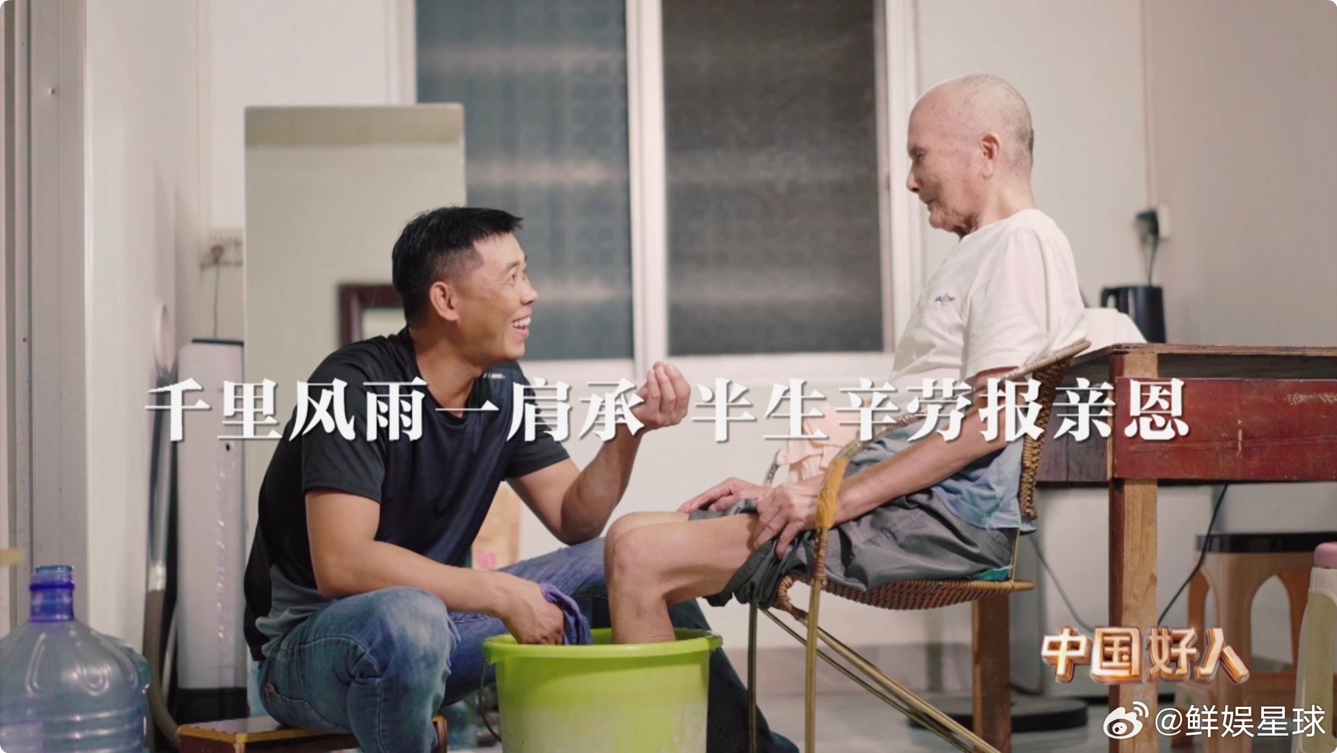 小伙带着瘫痪父亲打工三千天 中国好人陈庚生太伟大！背父打工三千天，乌鸦反哺，用责