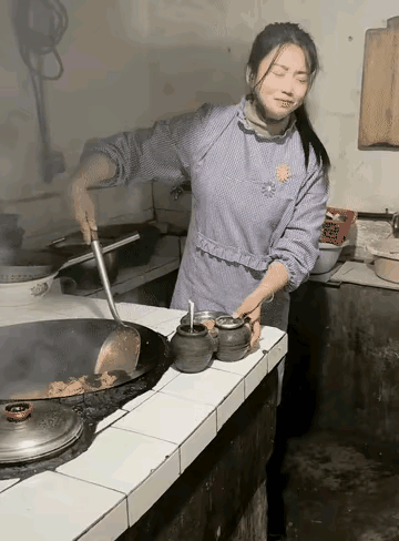 东北农村大锅菜真的很香，现在很少了，在农村乡下还能吃到，办那种农村露天大席也能吃