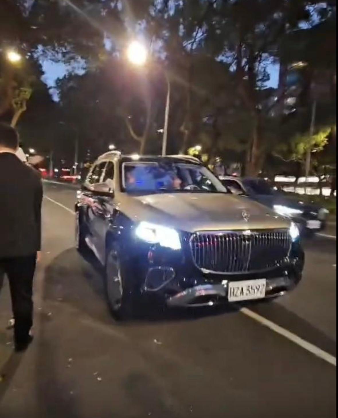 黄仁勋是真的喜欢奔驰，座驾包括有：迈巴赫S680、迈巴赫GLS 600