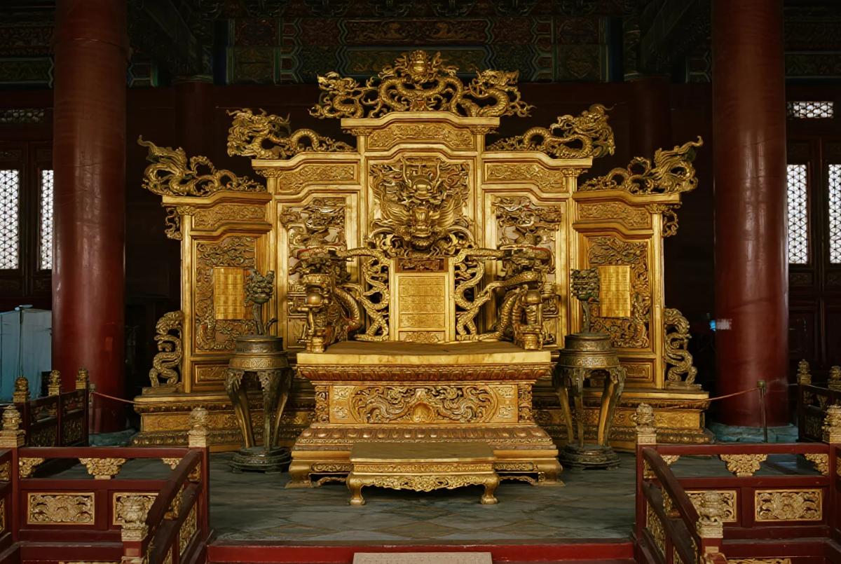 1644年，短短不到一百天，紫禁城的龙椅上先后坐过三个不同朝代、不同背景的皇帝。