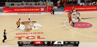 中国男篮巨星胡金秋真是太嚣张了！在今天进行的中国男篮和日本男篮的比赛中，当时比赛
