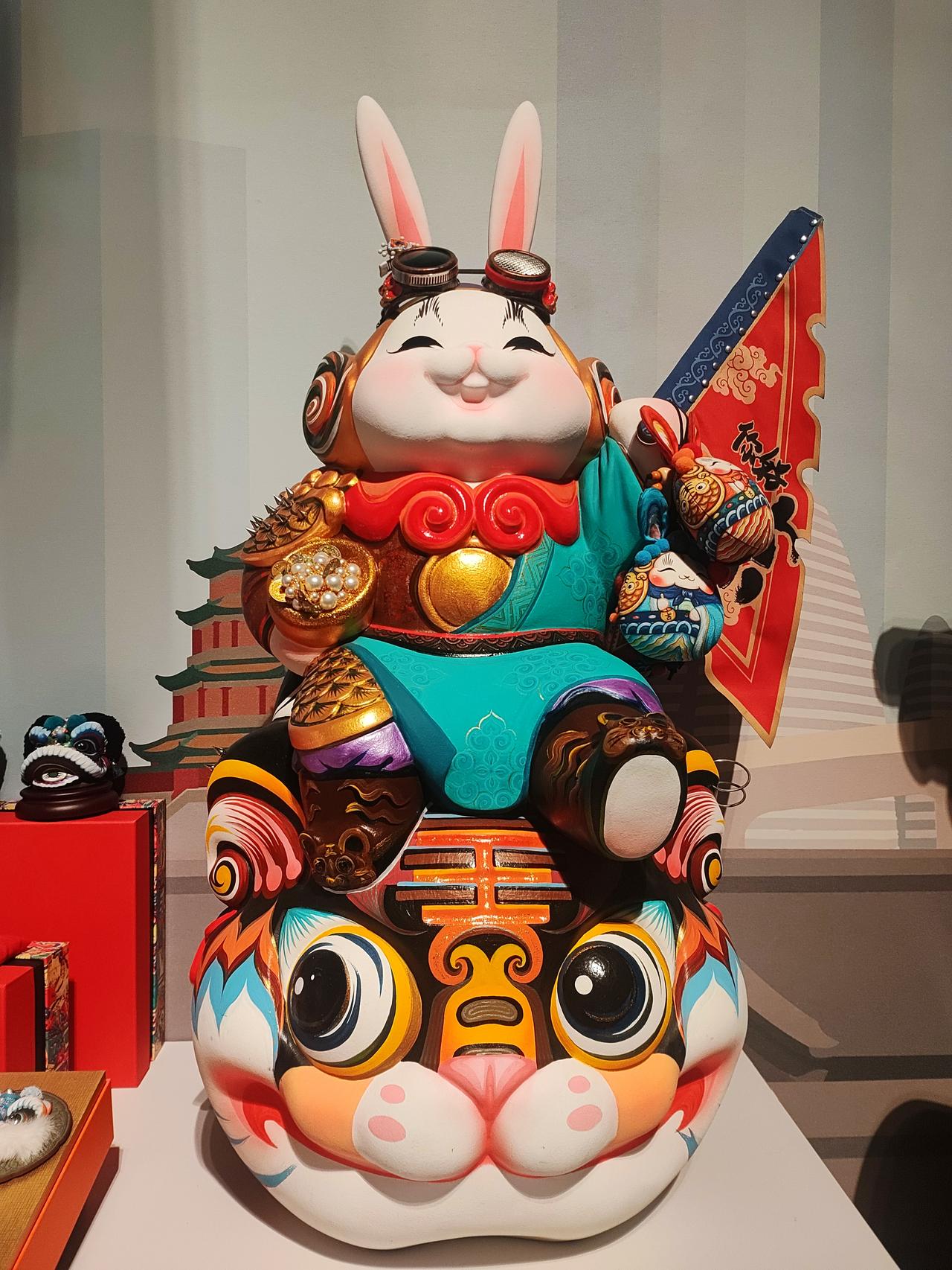 知道这是什么吗？
这就是兔儿爷，像元帅一样的兔儿爷，既憨态可掬，又微风不燥，是北