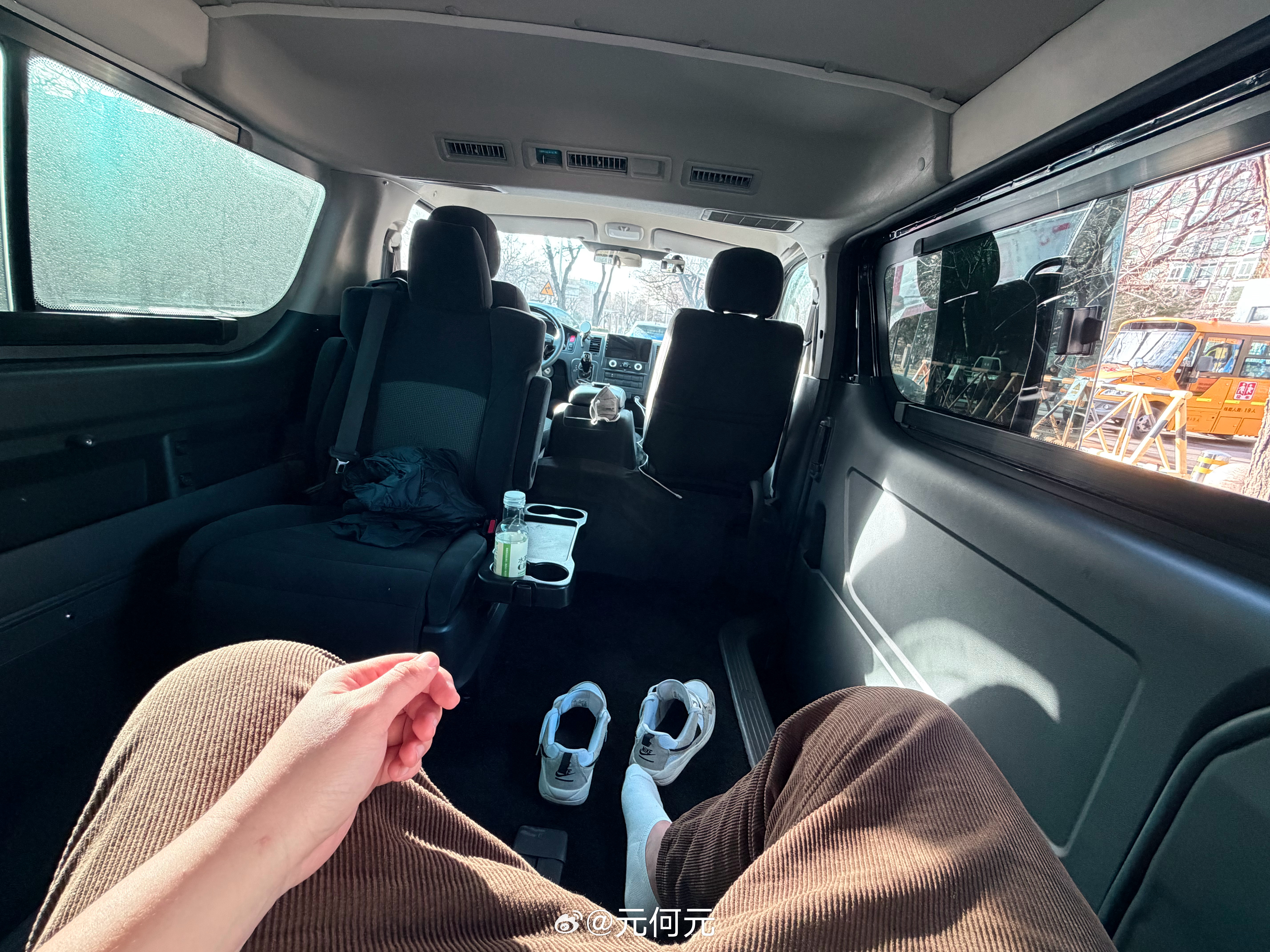 鞋一脱，电脑一开，在这大面包子里办公太有意思了，两广运兵车真不是吹的哈哈哈哈哈哈