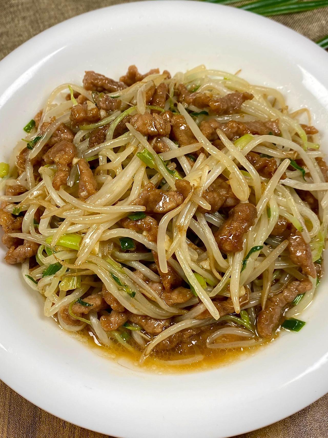 巨巨巨好吃，这个做法我怎么没早点发现！
绿豆芽炒牛肉！！豆芽脆爽，牛肉香嫩多汁！