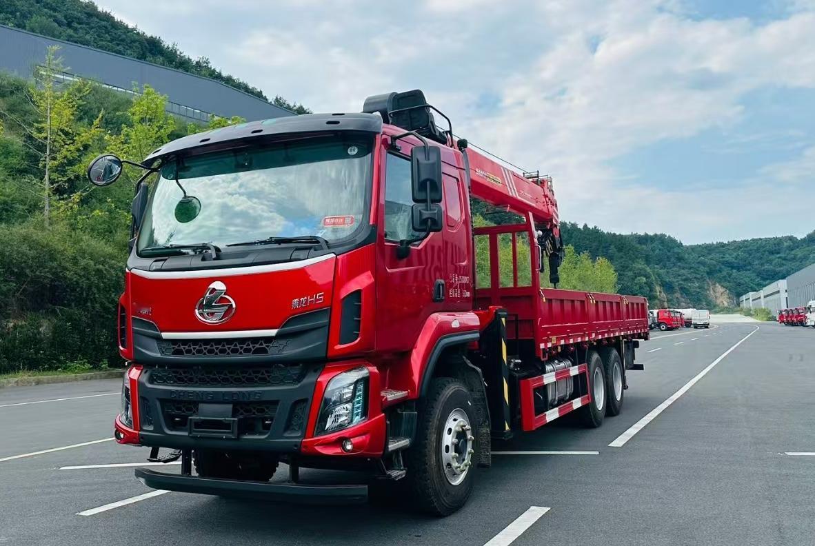 乘龙H5随车吊，搭载玉柴300马力发动机，匹配法士特变速箱，最大扭矩达1200牛