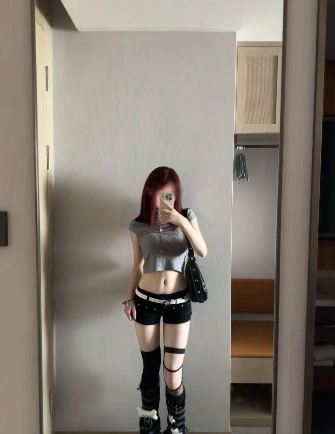 她穿着miniskirt 好像宁艺卓站在这双子
