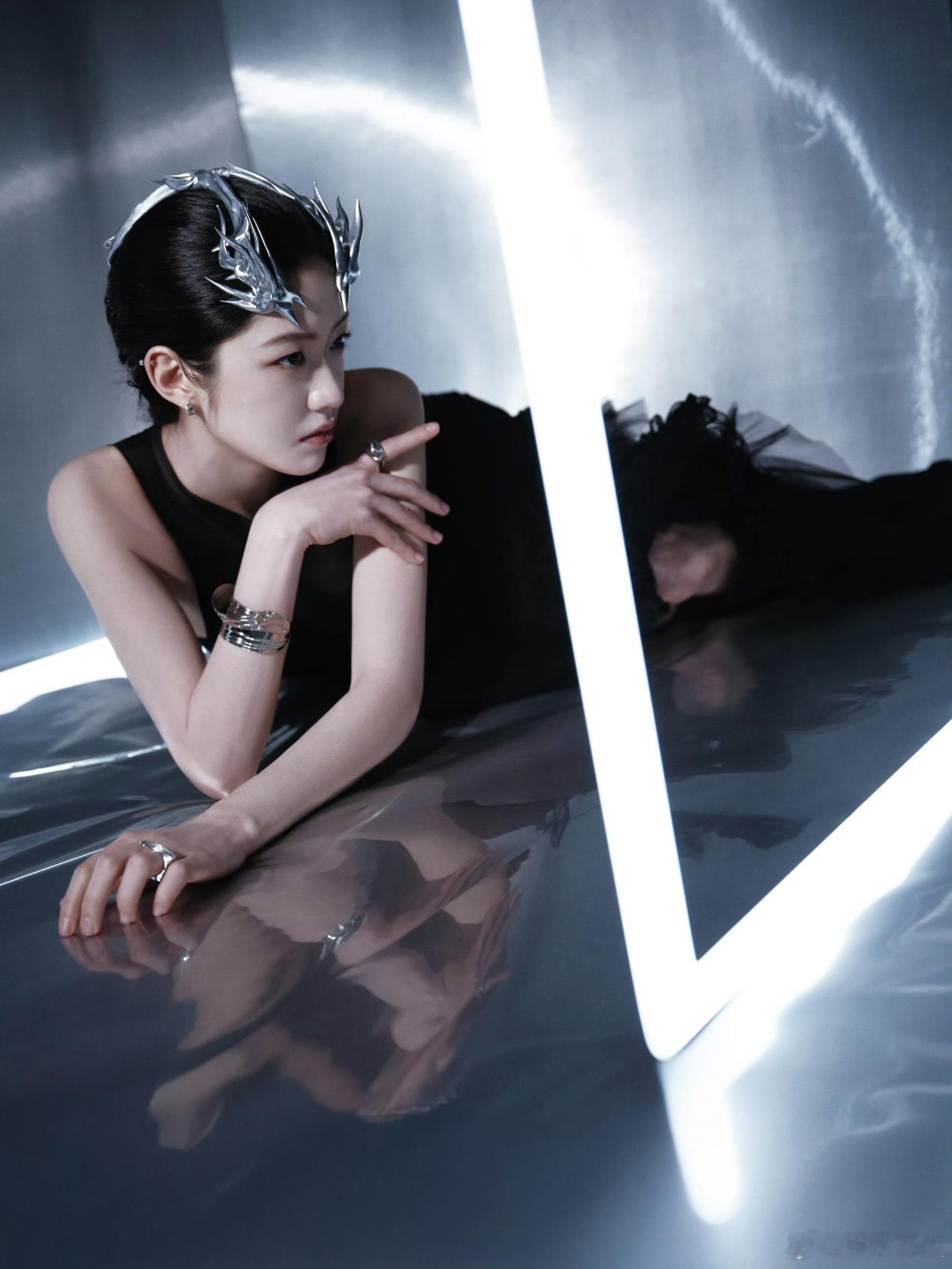向涵之AI机械姬造型 天呐，被美晕，黑裙➕冷感金属配饰，又酷又美，完全是从赛博世