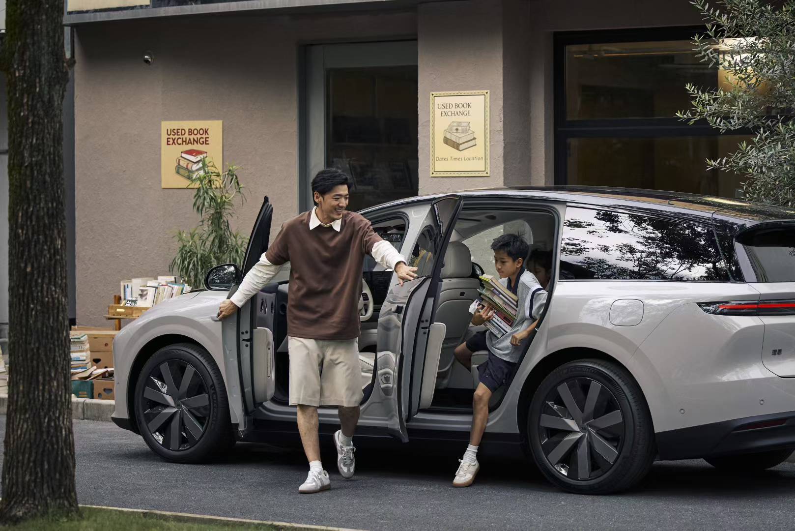 理想i8发布会正式定档7月29日！这款家庭六座纯电SUV，外尺寸与理想L8、特斯