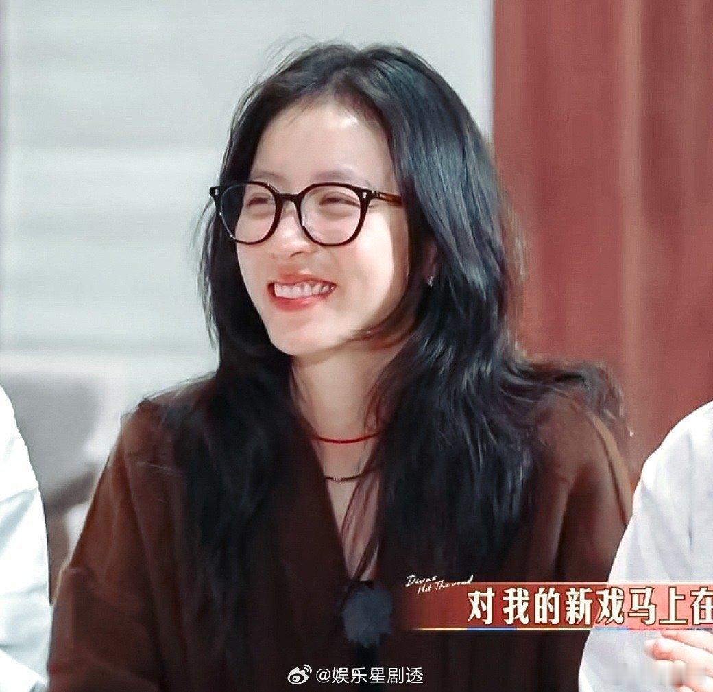 #周雨彤困得像个慈祥的老奶奶# 演我上早八，困得不行还得打起精神，就这样了，还给