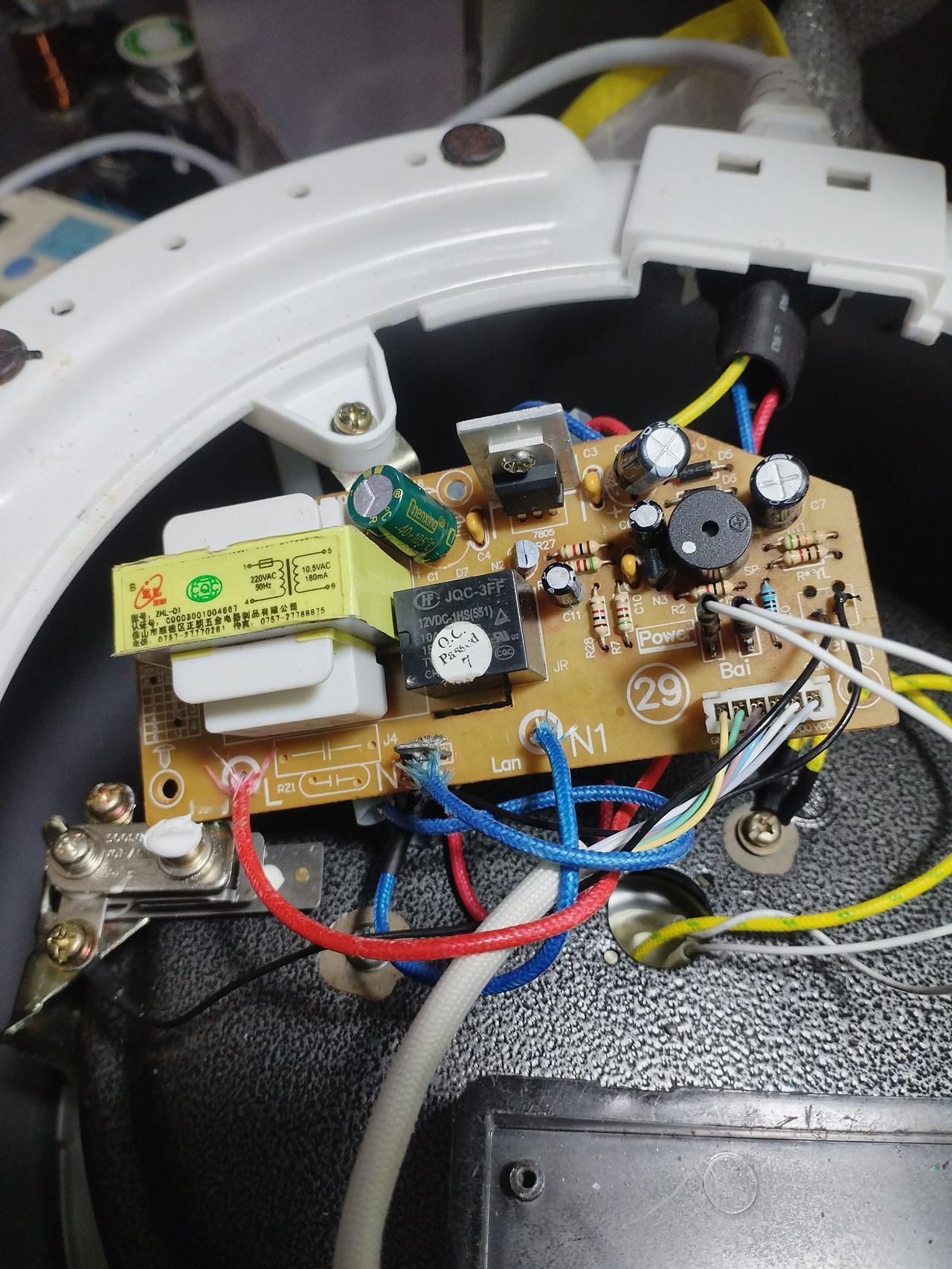 亲戚送来的电压力锅，已经有段时间了。之所以顶到昨天才修好，原因有二。
一、这个电